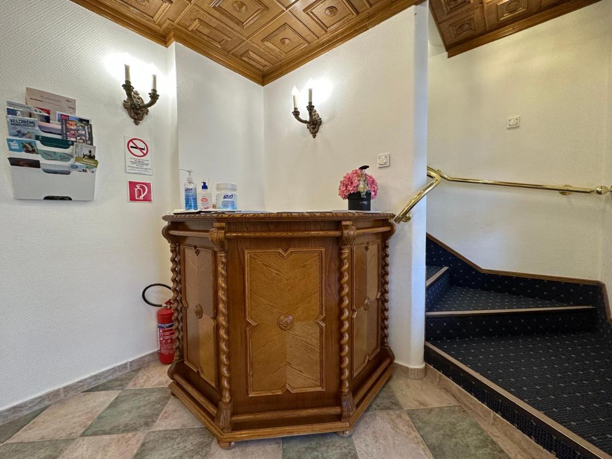 Ello Residence Veszprem Bagian luar foto
